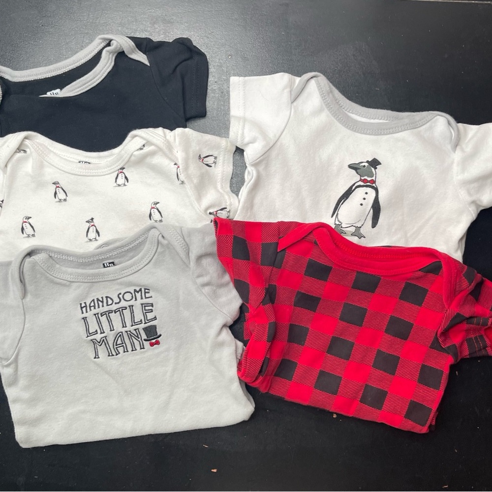 Baby Onesies 5 Set with Penguin and Plaid Designs 9-12m